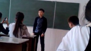 Ученик танцует Gangnam Style