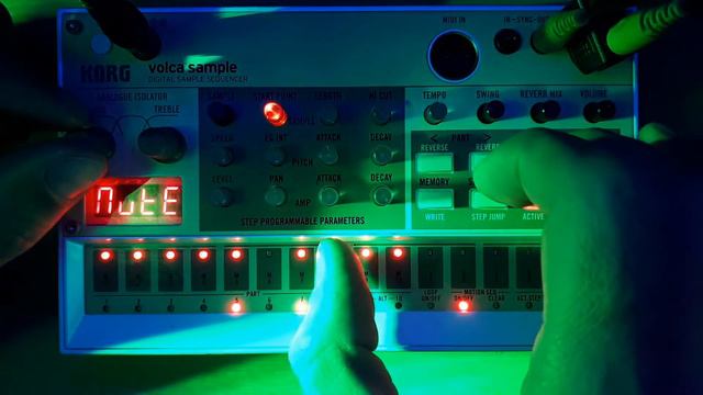 House Beat Techno on Korg Volca Sample смотреть онлайн