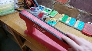 Готовлю лыжи на мороз. Применил тёрку при нанесении тугоплавкого парафина.