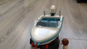 Сеня играет в игрушки машина с прицепом и морской катер