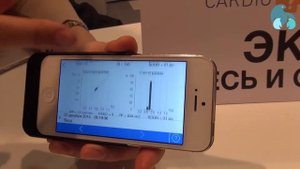 Кардиомонитор CardioQVARK в чехле для айфона
