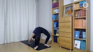 Как научиться делать мостик из положения сидя. Йога онлайн. Екатерина Андросова