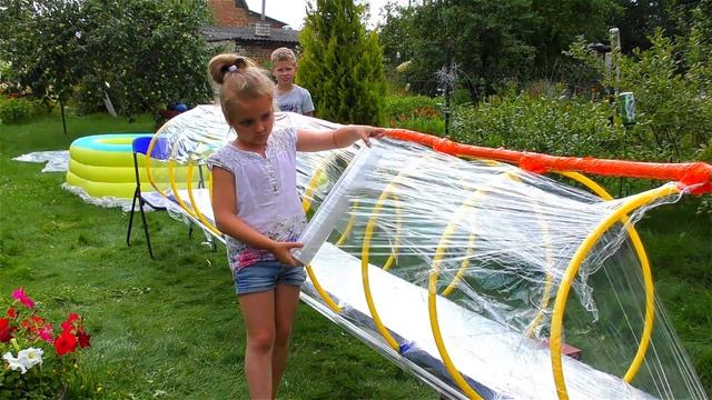 Огромная водная горка из Пленки - DIY с АРИНОЙ ПИКСЕЛЬ Аквапарк дома скоростная водяная труба