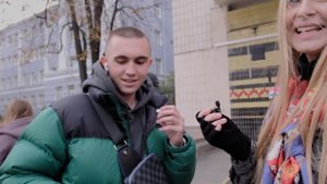КАКУЮ ПЕСНЮ ТЫ СЛУШАЕШЬ? Узнай какая Музыка играет у прохожих в наушниках! БОЛЬШОЙ ОПРОС #3