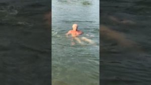 Как научиться держаться на воде,без движений.