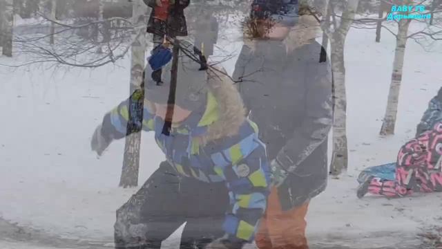 Зимние забавы: ледяная горка.Дети катаются на горке.Зимний сезон в центральном парке Мытищ. смотреть онлайн