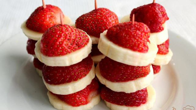 Десерт из банана и клубники