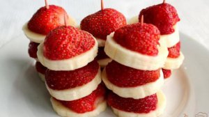 Десерт из банана и клубники