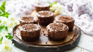 🍮 Шоколадные мини-чизкейки - рецепт из сливочного сыра и темного шоколада