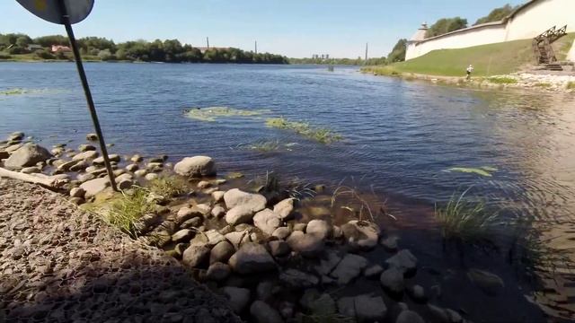 Прогулка вокруг Псковского Кремля жарким августом смотреть онлайн