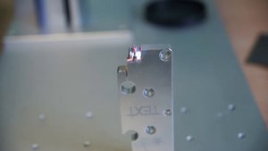 Глубокая гравировка (1 см) волоконным лазером Perfect Laser PEDB-400B 20Вт
