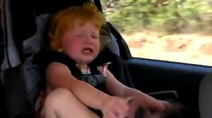 2 летняя девочка плачет из-за того что не поймали красную рыбу которая исполняет желания