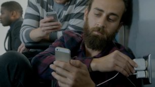В новой рекламе Samsung показала зависимых от розетки владельцев iPhone