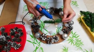 DIY Рождественский венок из шишек своими руками. Как сделать новогодний венок.