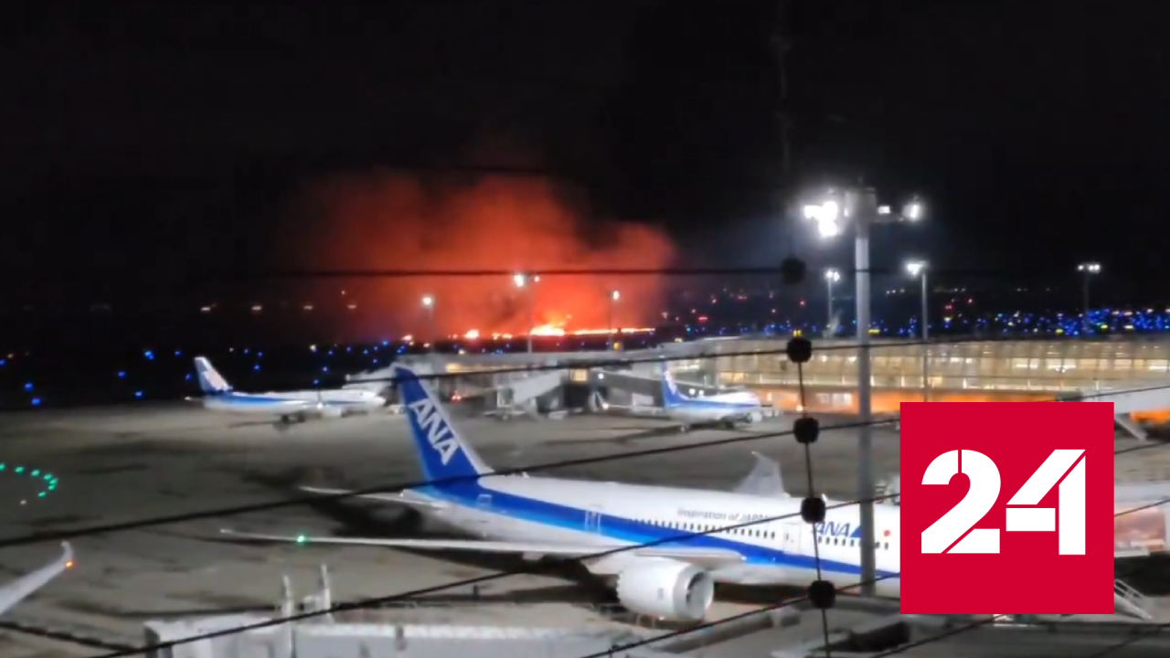 Горящий в аэропорту Токио лайнер Japan Airlines сняли на видео - Россия 24