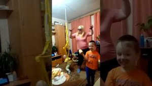 Молодые мамы гуляют от души ?