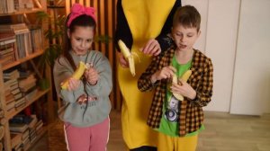 Дети встретили Банана в реальной жизни. Поем вместе песню Я банан, я банан, банан