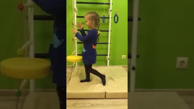 Детки занимаются на шведской стенке Доскорт смотреть онлайн