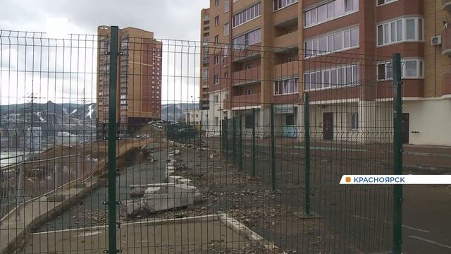 Парковка на 2 Огородной в Красноярске продолжает сползать вниз смотреть онлайн