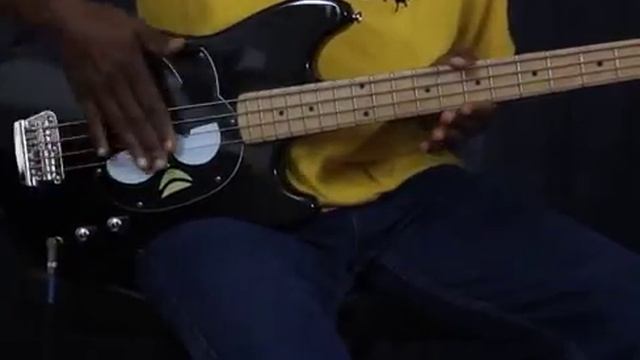 Squier Badtz-Maru Bronco Short Scale 4 String Bass Guitar смотреть онлайн