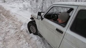 Нива на 35 АТ колёсах покоряет заснеженный подъём