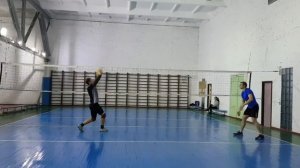 Обучение по волейболу. Передача мяча сверху и снизу.  Упражнения в парах с двумя мячами.