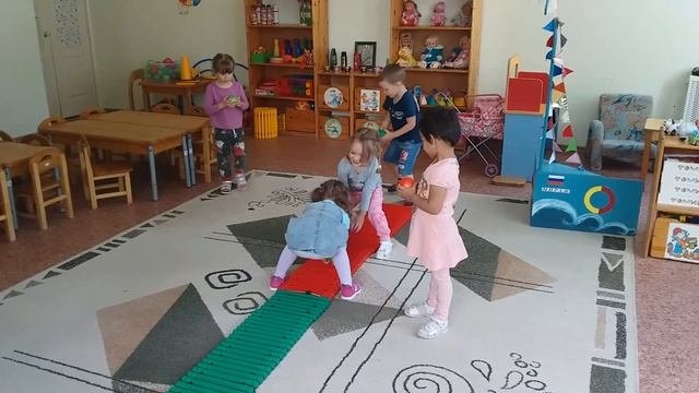 Самостоятельная игра детей с двигательным оборудованием август 2019