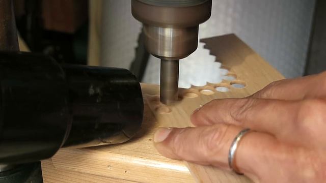 Making plugs for bridge plate repair on Gibson J-45 смотреть онлайн