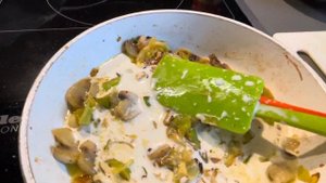 Макароны с грибами и лук порей