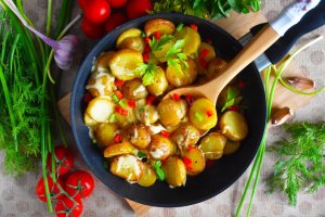 Картофель со специями и сыром на сковороде.