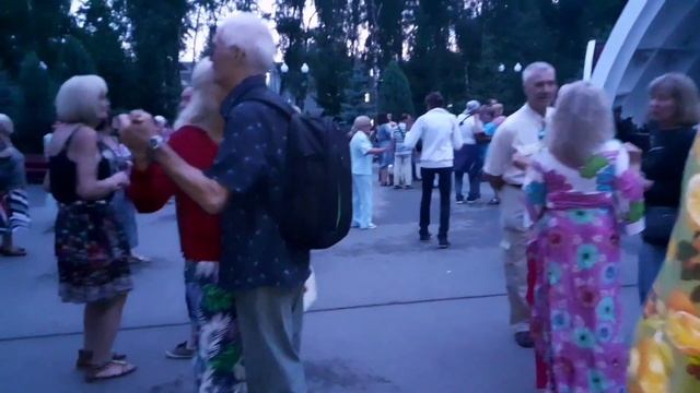 ТАК УСТРОЕНЫ МУЖЧИНЫ!???/ТАНЦЫ В ПАРКЕ ГОРЬКОГО ХАРЬКОВ АВГУСТ 2021 смотреть онлайн