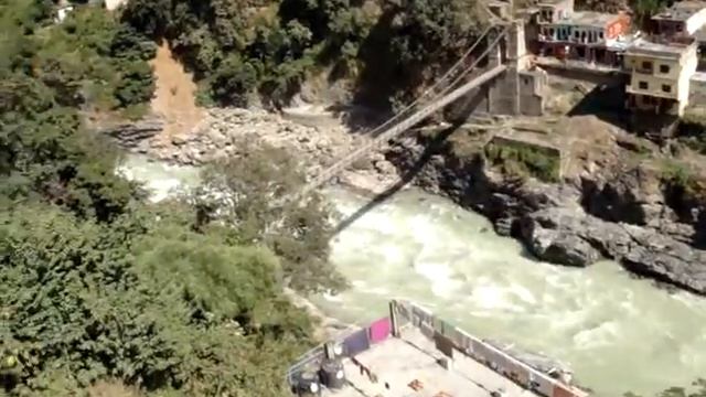 Девапраяг - место, где великая сила любви двух рек Бхагиратхи и Алакнанды рождают великую Гангу. смотреть онлайн