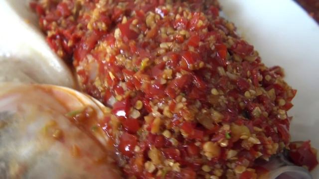 婆婆准备4种食材，学习做剁椒鱼头，又煮一盆面条，要给儿媳解解馋 | Steamed fish head with chili and served with noodles смотреть онлайн