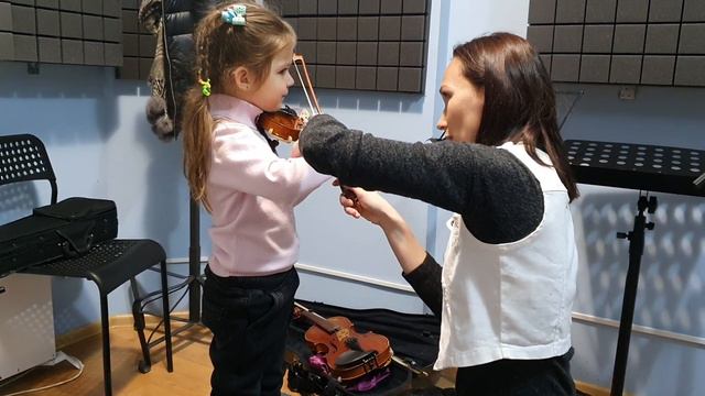 Ника-Вероника учится играть на скрипке смотреть онлайн