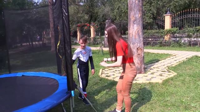 Батуты объединяют. Батут - отличный отдых для всей семьи смотреть онлайн