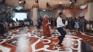 Поет Абакар Курбанадамов, танцуют все кроме барабанщика. Мугинская свадьба 07.07.2023