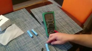 Налобный тактический фонарь и зарядка аккумуляторов 18650 для него