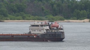 Теплоход ВОЛГО-БАЛТ 106 идет вверх по Волге проходит Город герой Волгоград