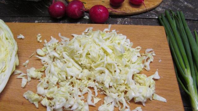Салат из молодой капусты с редисом и яйцом