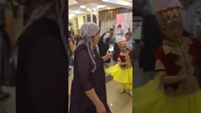 Аружан Нуртуганова ..Узбекский танец смотреть онлайн