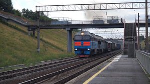 Тепловоз 2ТЭ116У-0202 на подъёме с приветливой бригадой.