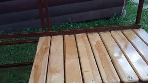 Лавка из досок и металла.