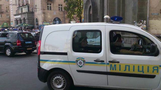 Renault Kangoo+Prius and many police cars on scene смотреть онлайн