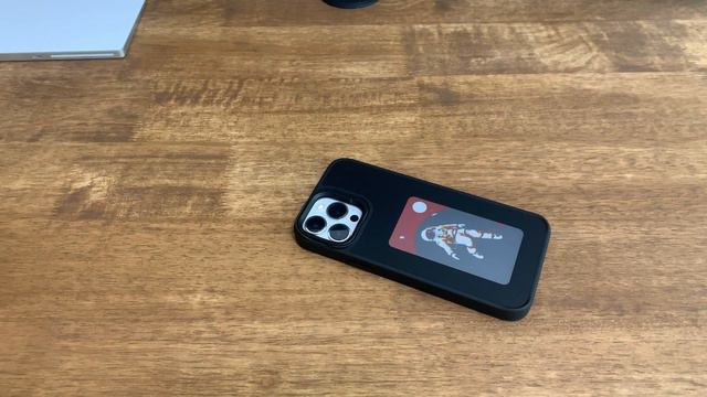 iPhone case with 4-color eink screen
