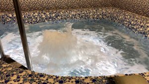 СПА бассейн из гальки с аттракционами