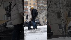 Апрель 24. Снег в Петербурге. Идут люди. А мы танцуем под песню Эда Ширана и наслаждаемся моментом💖
