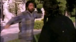 УДАР ЧАКА НОРРИСА НОГОЙ С РАЗВОРОТА !