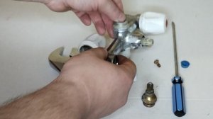 Разбираем старый смеситель.