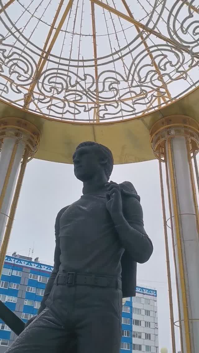 Памятник Владимиру Высоцкому в Новом Уренгое. Ямал 2023