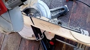 Как резать деревянные углы на откосы двери, окна торцовочной пилой